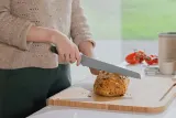 Нож для хлеба BergHOFF Leo Balance 23 см, зубчатое лезвие из нержавеющей стали, антипригарное покрытие, с чехлом — фото 3