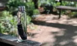 Фильтр угольный Black+Blum Eau Good с держателем из нержавеющей стали, для бутылок с горлом от 3 см, чёрный с серебристым — фото 3