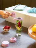 Бутылка для воды Brabantia Make & Take 0,5 л с ситечком для фруктов и трав, пластик, сиренево-розовая Lilac Pink — фото 2