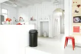 Мусорное ведро Brabantia Touch Bin 60 л, чёрный матовый, с ручкой на крышке — фото 3