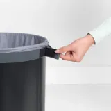 Корзина для белья Brabantia с пробковой крышкой 60 л, чёрная — фото 3