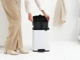 Мусорное ведро с педалью Brabantia Bo 12 л, стальное, белое — фото 7