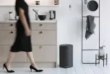 Мусорное ведро с педалью Brabantia NewIcon 20 л, Mineral Infinite Grey, серое — фото 4