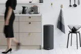 Мусорное ведро с педалью Brabantia NewIcon 30 л, Mineral Infinite Grey, серое — фото 4