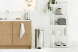 Мусорное ведро с педалью Brabantia NewIcon 30 л с металлическим вкладным ведром, сталь, серебристое — фото 4