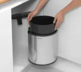 Встраиваемое в шкаф мусорное ведро Brabantia De Luxe 15 л, глянцевая сталь, серебристое — фото 3