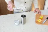 Термокружка Brabantia Make & Take 360 мл, вакуумные стенки, закрывается одной рукой, светло-серая Light Grey — фото 3