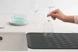 Коврик для сушки посуды Brabantia SinkSide силиконовый, 43,8 x 32,5 см, складной, нескользящий, тёмно-серый — фото 2