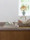 Сушилка для посуды Brabantia большая, со сливом в мойку, корзинка для приборов, 49,2 x 38,6 см, бежевая — фото 6