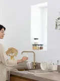 Сушилка для посуды Brabantia компактная, с корзинкой для приборов, алюминиевые дуги, 46,3 x 20 см, бежевая — фото 5