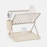 Сушилка для посуды складная Brabantia SinkSide Small, до 13 тарелок, поддон и съёмная корзинка для приборов, бежевая Soft Beige — фото 1