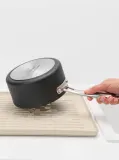 Сушилка для посуды складная Brabantia SinkSide Small, до 13 тарелок, поддон и съёмная корзинка для приборов, бежевая Soft Beige — фото 5