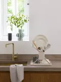 Сушилка для посуды складная Brabantia SinkSide Small, до 13 тарелок, поддон и съёмная корзинка для приборов, бежевая Soft Beige — фото 7