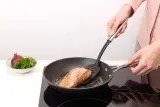 Лопатка Brabantia Non-stick Profile, нейлон и нержавеющая сталь, 32 см, с отверстиями для жира, чёрная — фото 2