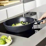Сковорода Fissler Levital+ Comfort 26 см с антипригарным покрытием Levital, чёрная — фото 2