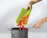 Доска разделочная складная Joseph Joseph Duo Chop2Pot, пластик, 21,2×37,5×7 см, зелёная — фото 3