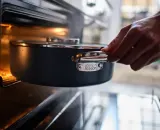 Кастрюля низкая Joseph Joseph Space 28 см, 4,73 л, со складными ручками и стеклянной крышкой, керамическое покрытие, тёмно-синяя — фото 7