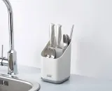 Сушилка для столовых приборов Joseph Joseph Duo с прорезью для ножа и сливом, 18,5 x 11,5 x 12 см, серая — фото 4