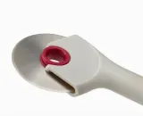 Нож для пиццы Joseph Joseph Ringo 21,6 × 9 см, кремовый с красными акцентами, съёмное лезвие — фото 2