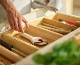 Нож для пиццы Joseph Joseph Ringo 21,6 × 9 см, кремовый с красными акцентами, съёмное лезвие — фото 6