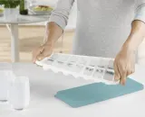 Форма для льда Joseph Joseph Duo Easy Release с крышкой, 14 крупных кубиков, 32,1 x 13 x 3,5 см, бело-синяя — фото 5