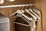 Набор из 2 вешалок для платьев и длинной одежды Joseph Joseph Orderly экрю — фото 5