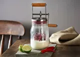 Ручная маслобойка Kilner со стеклянной банкой 1 л и рукояткой, стекло и сталь — фото 2