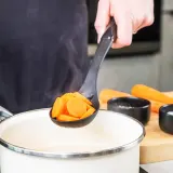 Кухонная ложка с отверстиями KitchenAid Classic Onyx Black 34 x 7 см, пластик, чёрная — фото 3