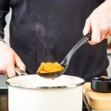 Кухонная ложка с отверстиями KitchenAid Classic Onyx Black 34 x 7 см, пластик, чёрная — фото 4