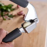 Пресс для чеснока KitchenAid Charcoal Grey 24 x 10 x 3 см, нержавеющая сталь и пластик, графитовый — фото 2