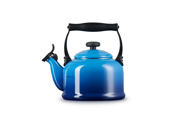 Чайник со свистком Le Creuset традиционный 2,1 л, эмалированная сталь, цвет Azure