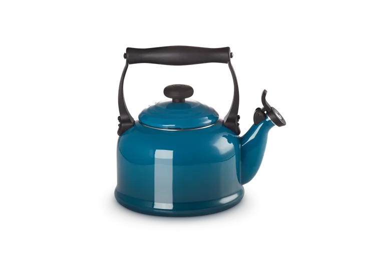 Чайник со свистком Le Creuset традиционный 2,1 л, эмалированная сталь, тёмно-синий