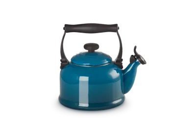 Чайник со свистком Le Creuset традиционный 2,1 л, эмалированная сталь, тёмно-синий