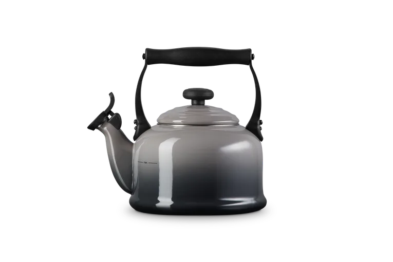 Чайник со свистком Le Creuset традиционный 2,1 л, эмалированная сталь, серый Flint