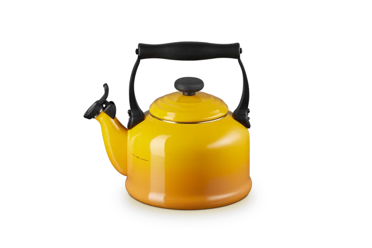 Чайник со свистком Le Creuset традиционный 2,1 л, эмалированная сталь, жёлтый Nectar