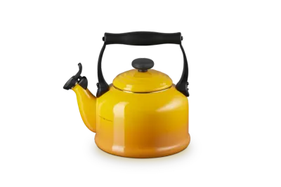 Чайник со свистком Le Creuset традиционный 2,1 л, эмалированная сталь, жёлтый Nectar