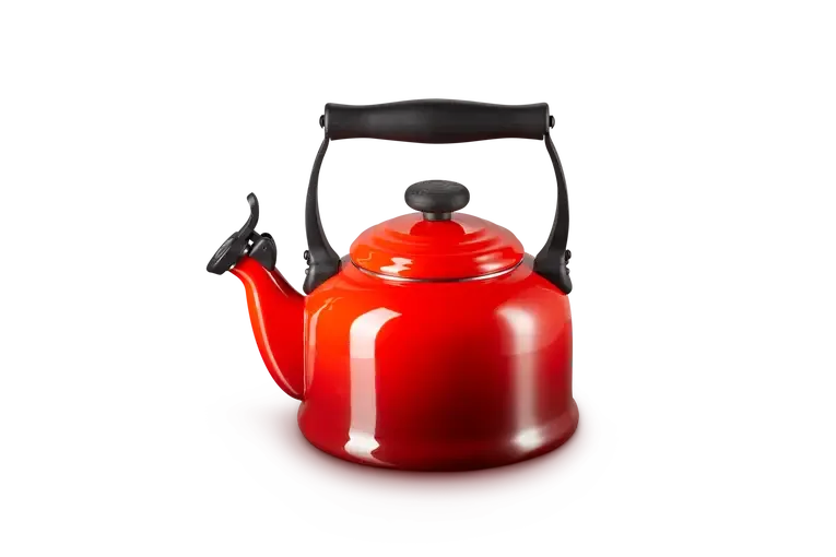 Чайник со свистком Le Creuset традиционный 2,1 л, эмалированная сталь, вишнёвый