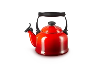 Чайник со свистком Le Creuset традиционный 2,1 л, эмалированная сталь, вишнёвый