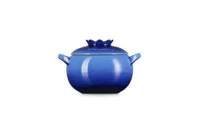 Форма для запекания и подачи Le Creuset из каменной керамики в виде ягоды, синяя