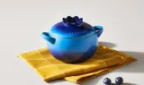 Форма для запекания и подачи Le Creuset из каменной керамики в виде ягоды, синяя — фото 2