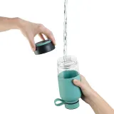 Бутылка для воды стеклянная Lekue TO GO, бирюзовая, с откручивающимся дном и ручкой — фото 3