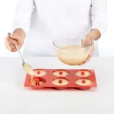 Форма силиконовая Lekue для донатов (пончиков) на 6 шт., красная, по 90 мл, платиновый силикон, можно мыть в посудомоечной машине — фото 3