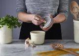 Ёмкость для чеснока с тёркой Mason Cash Innovative Kitchen, каменная керамика, белая с серой крышкой, 12,5 x 10 см — фото 3