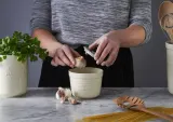 Ёмкость для чеснока с тёркой Mason Cash Innovative Kitchen, каменная керамика, белая с серой крышкой, 12,5 x 10 см — фото 4