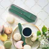 Дорожные столовые приборы Monbento Pocket Color Green Forest: ложка, нож, вилка в футляре, биопластик, зелёно-серые — фото 4