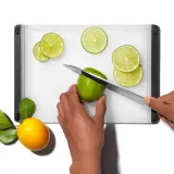 Доска разделочная OXO Good Grips 26,7 x 18 см, двусторонняя, молочно-чёрная — фото 4