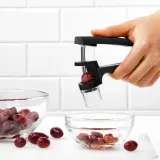 Косточковыниматель для вишни и оливок OXO Good Grips, нержавеющая сталь и пластик, чёрный, складной — фото 4