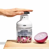 Ручной измельчитель для овощей и фруктов OXO Good Grips, пластик и нержавеющая сталь, белый, около 13,9 x 18,4 см — фото 6