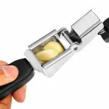 Пресс для чеснока OXO Good Grips 26,6 × 11,4 см, нержавеющая сталь и пластик, нескользящие ручки, чёрный — фото 3