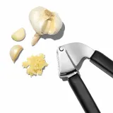 Пресс для чеснока OXO Good Grips 26,6 × 11,4 см, нержавеющая сталь и пластик, нескользящие ручки, чёрный — фото 5